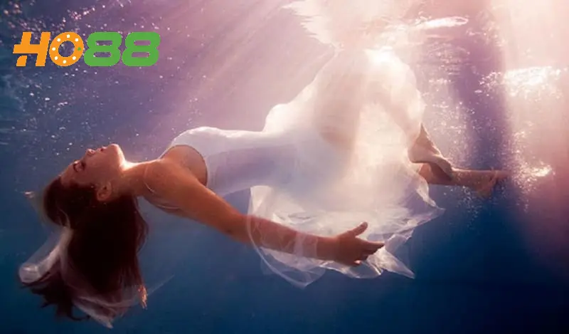 Nằm mơ thấy cứu người đuối nước đánh con gì?